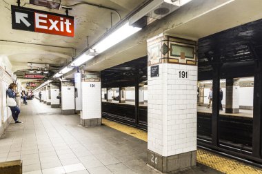 Metro İstasyonu 191st Street New York'ta insanlar bekler
