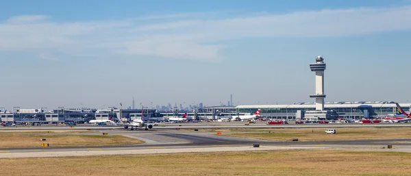 Lege start-en landingsbaan op de luchthaven — Stockfoto