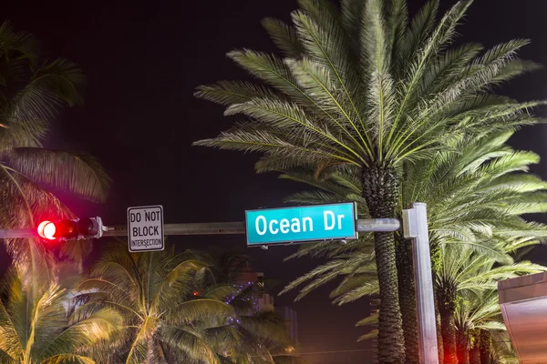 Ocean drive sign in Miami door de nacht — Stockfoto