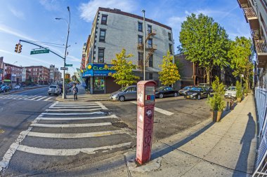 sabah erken acil arama telefon ile tipik sokak sahne 