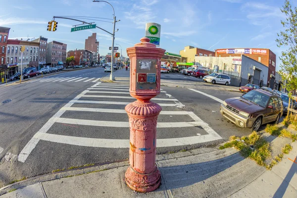 Typische straatbeeld met noodoproep telefoon in de vroege ochtend — Stockfoto