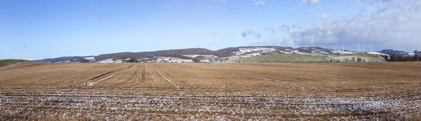 Paisagem rural com campos cobertos de neve — Fotografia de Stock