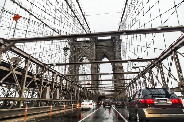 Med hjälp av bron Brooklin för att korsa floden riktning Brooklyn — Stockfoto