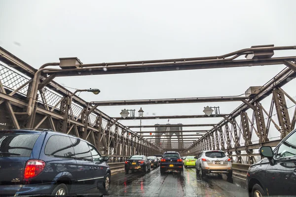 С помощью Бруклинского моста пересечь реку в направлении Бруклина — стоковое фото