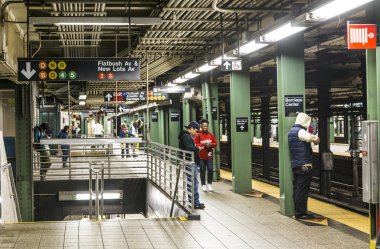 Metro istasyonunda Atlantik Caddesi Brook New York'ta insanlar bekler