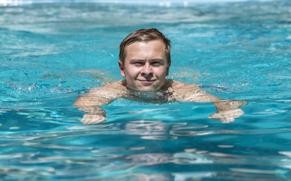 Garçon aime nager dans la piscine extérieure — Photo