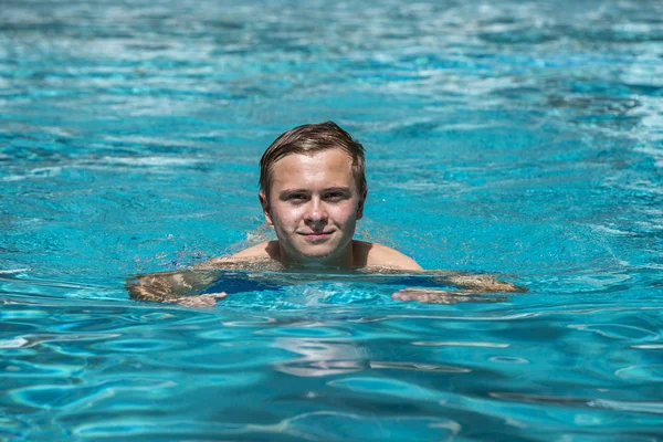 Pojken har simma i utomhuspoolen — Stockfoto