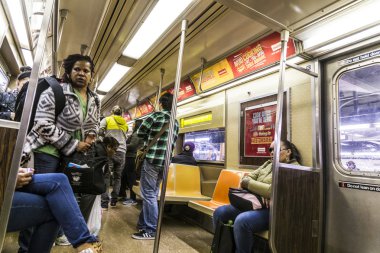 Insanlar New York'ta metro seyahat