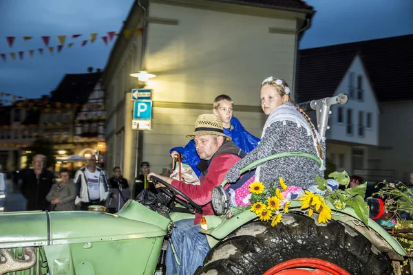 Lidé v procesí farmářů, aby si pamatovatelé vzpoměli — Stock fotografie