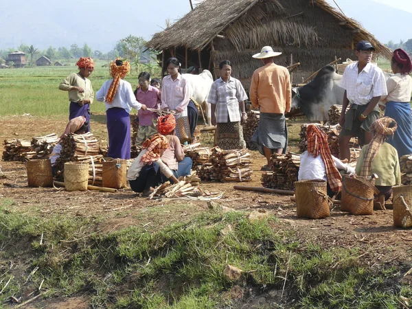 Le donne vendono legna da ardere al mercato dell'isola al lago Inle — Foto Stock