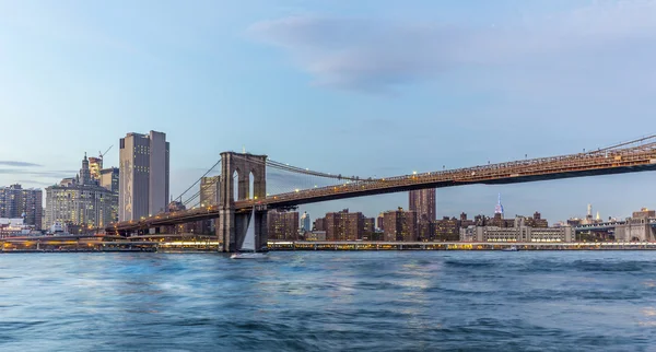 Manhattan Downtown urban view with Brooklyn bridge — Stock Photo, Image