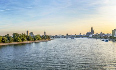 Ren Nehri ile Köln manzarası