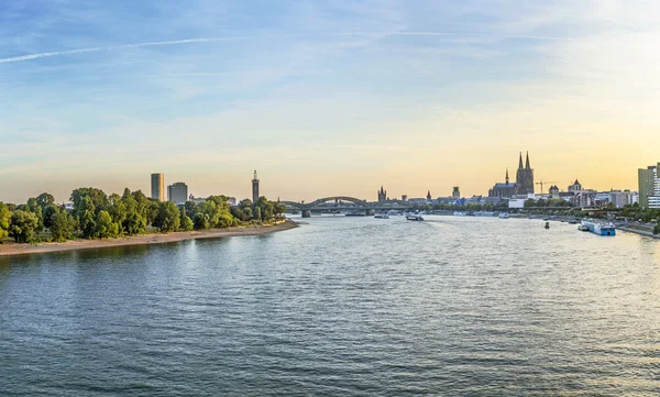 Skyline van Keulen met de rivier de Rijn — Stockfoto