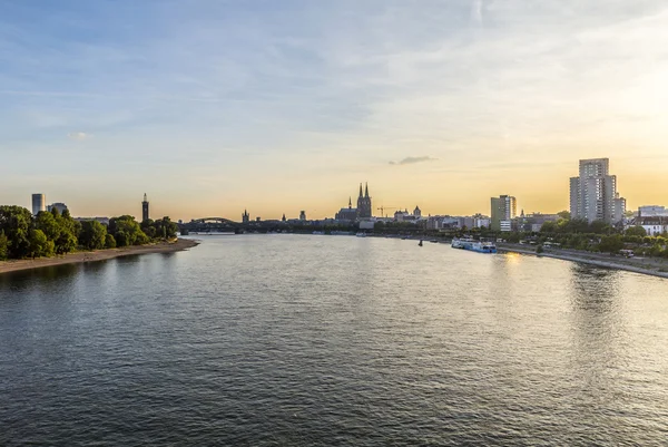 Skyline van Keulen met de rivier de Rijn — Stockfoto