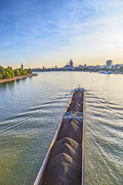 Silhuett av Köln med floden Rhen — Stockfoto