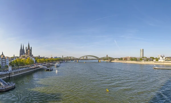 Silhuett av Köln med floden Rhen — Stockfoto