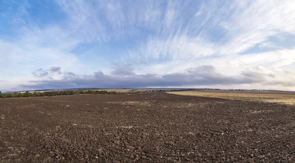 Panoramablick auf gepflügte Felder im Morgennebel — Stockfoto