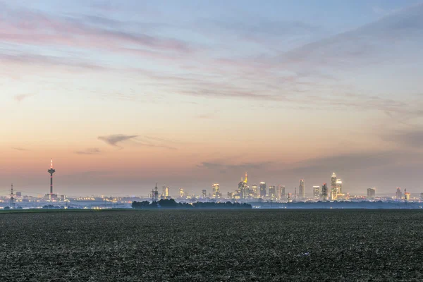 Blick auf die Frankfurter Skyline mit Feldern bei Nacht — Stockfoto