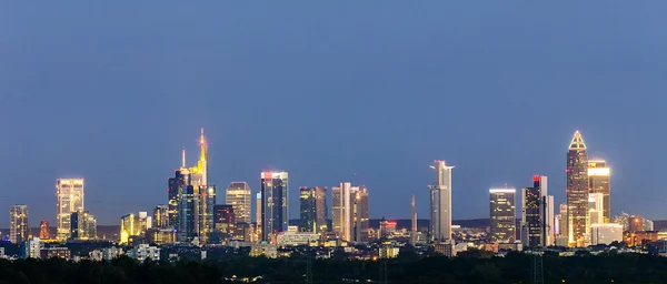 Vista do horizonte de Frankfurt com campos à noite — Fotografia de Stock