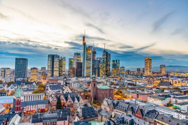 Frankfurt, Almanya - 7 Kasım 2018: Roma ve gökdelenle gün batımında Frankfurt 'un ufuk çizgisine bakın.
