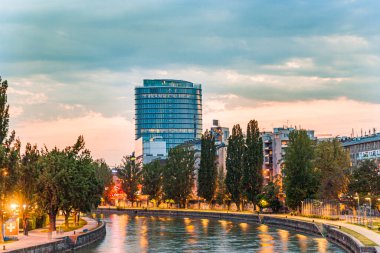 Viyana, Avusturya - 22 Nisan 2009: Viyana, Avusturya 'daki benzersiz kule cephesi. Bina Avrupa Birliği GreenBuilding etiketini aldı. Geceleyin aydınlanır..
