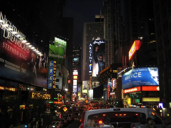美国纽约 2006年7月24日 人们喜欢通过它的广告和夜生活 一天到晚地游览时代广场 — 图库照片