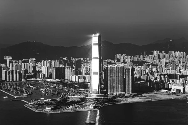 香港维多利亚州 2010年1月5日 由维多利亚山至海湾的香港景观 以及日落壮观的摩天大楼国际商务中心 — 图库照片