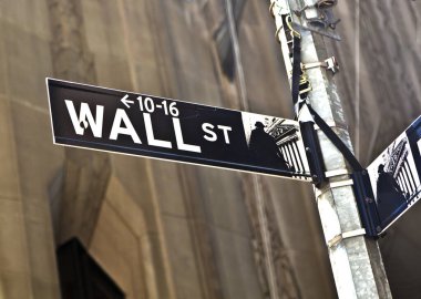 New York, ABD - 9 Temmuz 2010: Manhattan 'daki Wall Street tabelası.