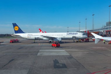 Hamburg, Almanya - 20 Mart 2014: Hamburg 'daki yeni Terminalde Lufthansa uçağı kalkışa hazır.