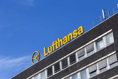 Hamburg, Almanya - 20 Mart 2014: Lufthansa Technik Binası Cephesi dışarıdan Lufthansa Logosu ile.