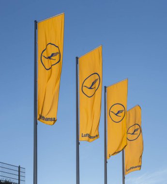Frankfurt, Almanya - 20 Mart 2014: Lufthansa bayrağı, Frankfurt, Almanya 'daki vinç. Aktual Lufthansa Logosu 1964 'ten kalma bir tasarım..