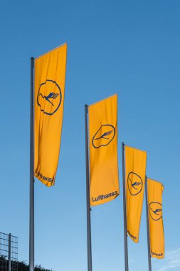FRANKFURT, GERMANY - 20 Mart 2014: Lufthansa sembollü Lufthansa bayrağı, Frankfurt, Almanya 'daki vinç. Aktual Lufthansa Logosu 1964 'ten kalma bir tasarım..