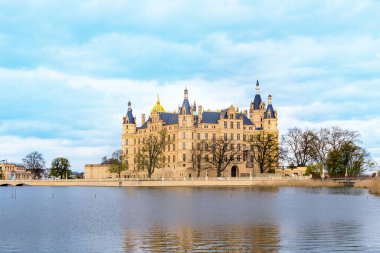 Schwerin, Almanya - 12 Nisan 2014: Schwerin, Almanya 'da gölü ile ünlü Schwerin kalesi.