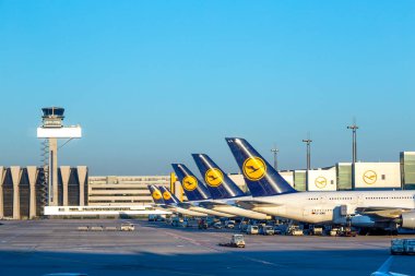 Frankfurt, Almanya - 17 Temmuz 2014: Lufthansa filosu korona krizleri nedeniyle topraklanmıştır. Resim kapıdaki topraklanmış uçakları simgeliyor..