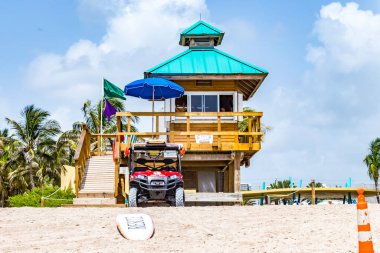 Sunny Isles Beach, ABD - 17 Ağustos 2014: Sunny Isles plajındaki Jade plajında cankurtaran kulesi. Cankurtaran kulesi, tehlikede olan yüzücüleri kurtarmak için eğitilmiş sahil güvenlik görevlileri tarafından işletiliyor..