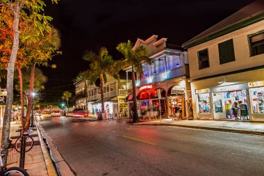 Key West, ABD - 26 Ağustos 2014: insanlar Key West 'in ana caddesinde geceleri dükkanlarıyla yürüyorlar. Manzaralı ana cadde turistler için ana alışveriş alanı..