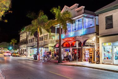 Key West, ABD - 26 Ağustos 2014: insanlar Key West 'in ana caddesinde geceleri dükkanlarıyla yürüyorlar. Manzaralı ana cadde turistler için ana alışveriş alanı..