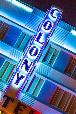 MIAMI, ABD - AUG 228, 2014: Miami, ABD 'deki Colony Hotel ile Ocean Drive' da Gece Görüşü. Henry Hohauser tarafından tasarlandı ve 1935 'te açıldı..