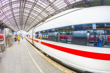 Köln, Almanya - 7 Eylül 2014: insanlar Almanya 'nın Köln kentlerarası trenine yetişmek için acele ediyorlar. 280 TSB yolcusuyla Köln, Almanya 'da 5. sırada yer alıyor..