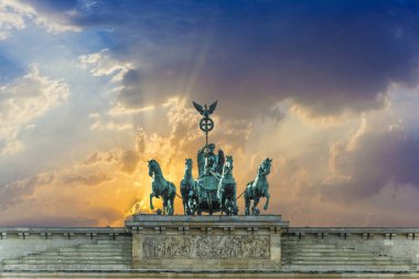 Berlin, Almanya - 27 Ekim 2014: Brandenburg Kapısı (Brandenburger Tor) gün batımında Berlin 'de.