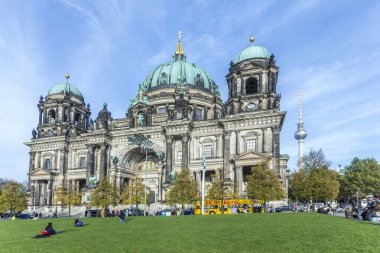 Berlin, Almanya - 27 Ekim 2014: The Berliner Dom, veya Berlin Katedrali, Almanya. Katedralin yaz manzarası. Ziyaretçiler ön planda..
