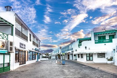 Playa Blanca, İspanya - 12 Kasım 2014: Playa Blanca, Lanzarote 'deki boş yaya alışveriş bölgesi.