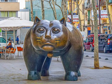 Barcelona, İspanya - 2 Mart 2015: İspanya 'nın Barcelona kentindeki Rambla de Raval Meydanı' nda bıyıklı El Gato de Botero kedi heykelinin ön profili.
