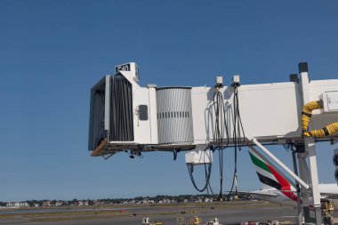 Boston, ABD - 11 Eylül 2017: Boston, ABD 'deki uluslararası havaalanında yolcu köprüsü.