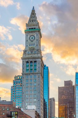 Boston, ABD - 29 Eylül. 2017: Saat kulesi ve gümrük binasıyla Boston 'un ufuk çizgisine bakın.