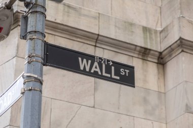 NEW YORK, ABD - OCT 5, 2017: Manhattan 'daki Wall Street tabelası New York borsa tarihi ve siyahlı adam.