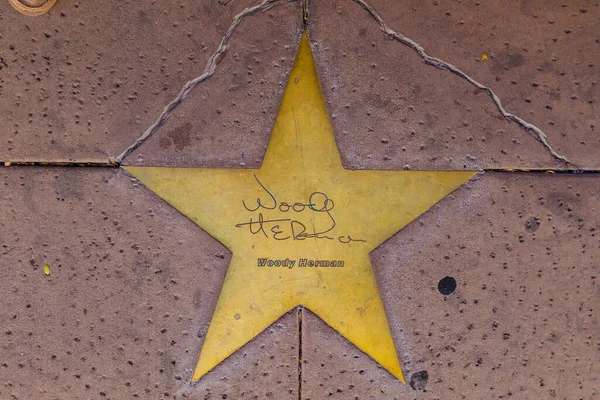 2012年6月14日 ウディ ハーマンという名前は アメリカのフェニックスにあるサン カルロス ホテルの過去の栄光を反映しています — ストック写真