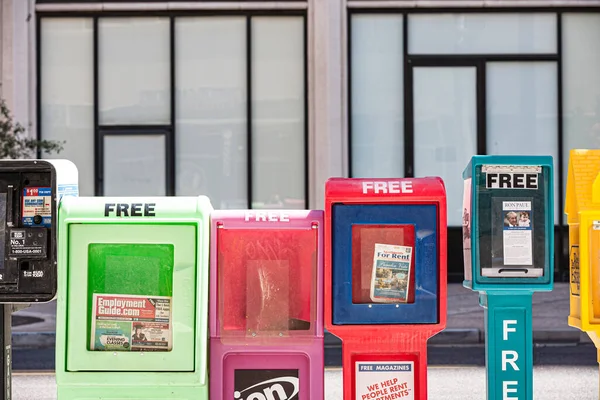 Phoenix Usa June 2012 Newspaper Boxes Free Newspaper Everyone 这些报纸是靠广告筹资的 — 图库照片