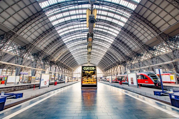 ドイツのフランクフルト 2014年3月29日 フランクフルトの古典的な建築様式で中央駅のビュー ドイツ最大の鉄道駅である — ストック写真