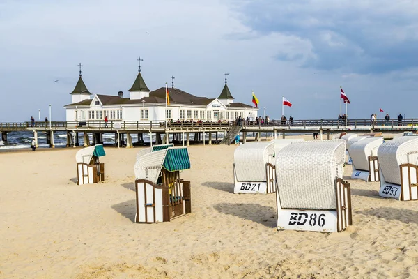 Ahlbeck Deutschland April 2014 Die Menschen Genießen Pier Und Strand — Stockfoto